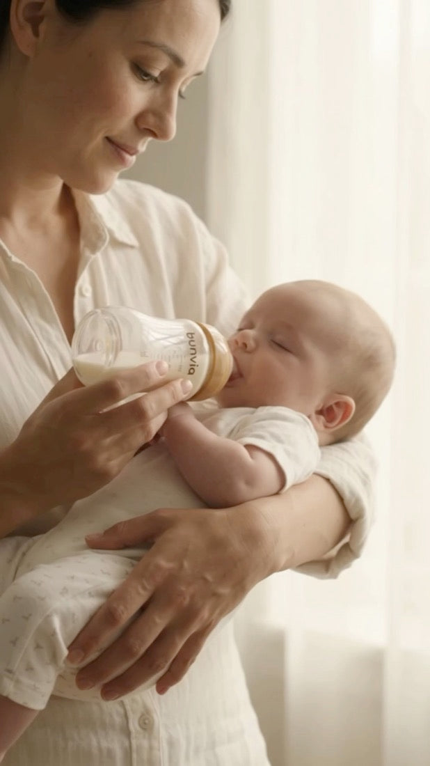A mum feeding her calm baby with the Bunvia bottle